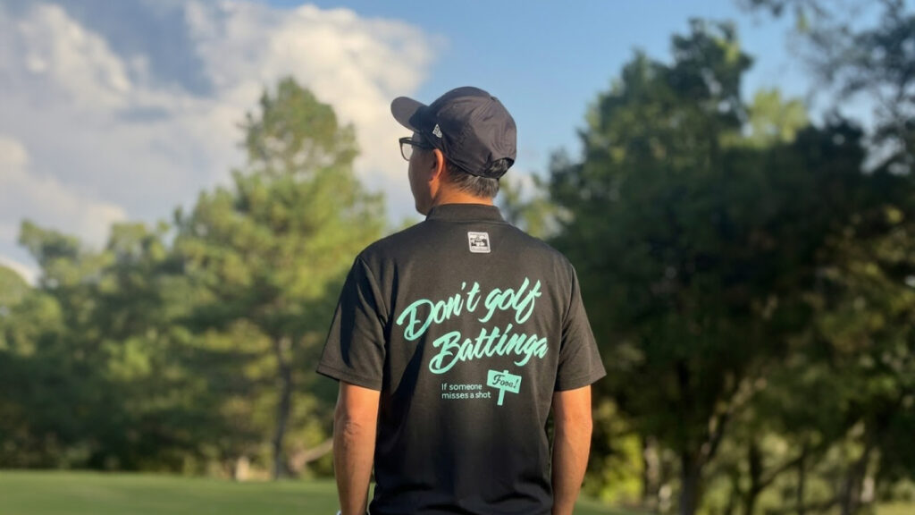 ゴルフ場でBATTINGAを着た代表の後ろ姿