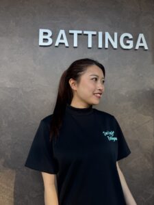 バティンガモックネック黒を着た女性
