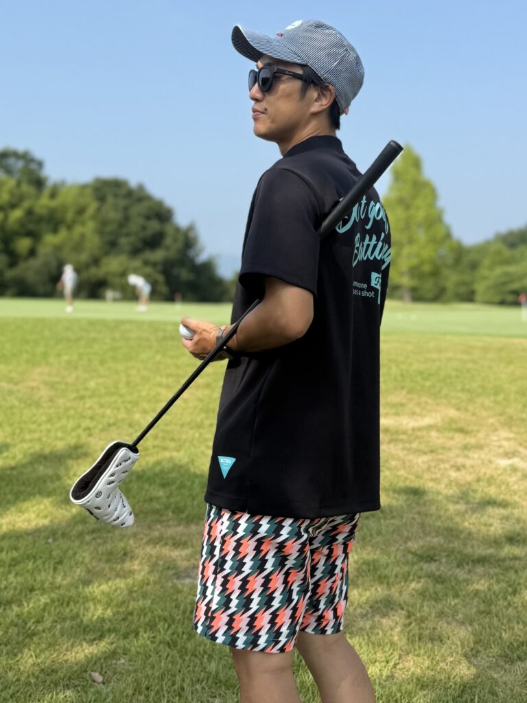 battingaTシャツを着た男性