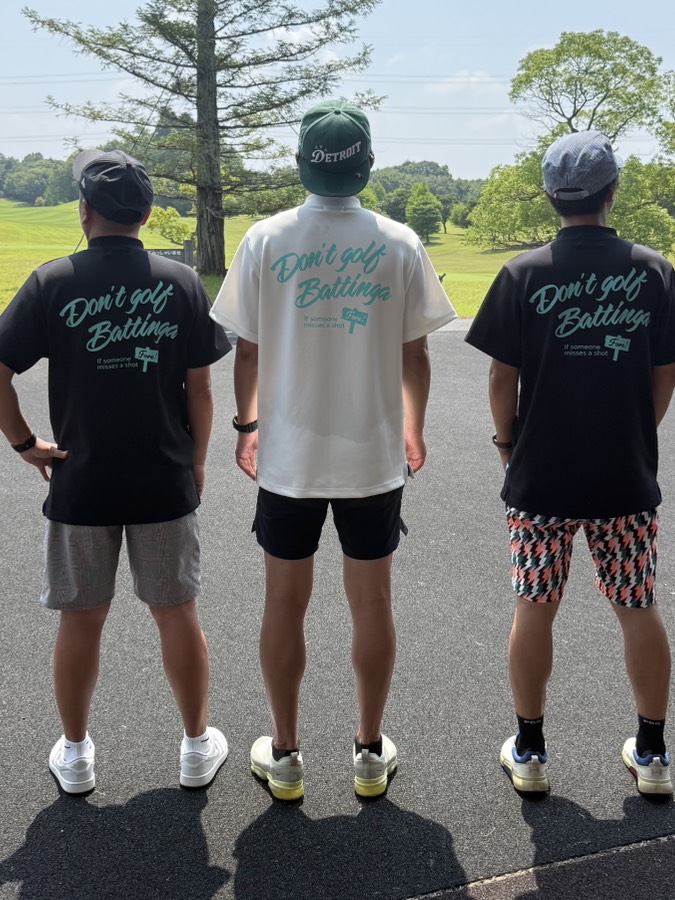 ３人お揃いのbattingaモックネックを着て記念写真を撮る男性３人
